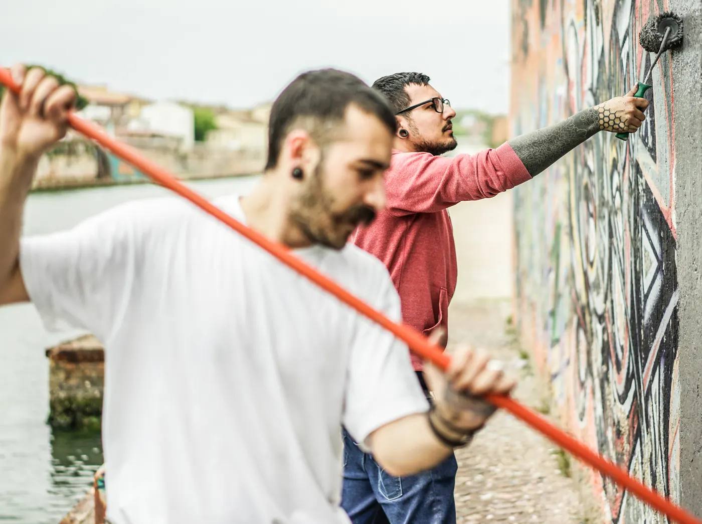Graffiti-Entfernung von einer Mauerwerksfassade