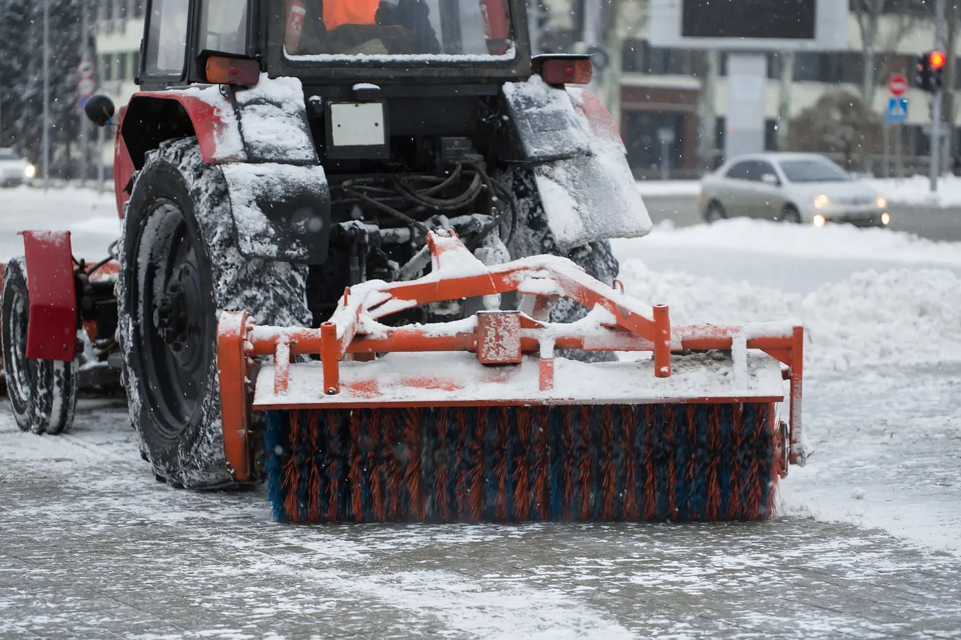 Maschineller Winterdienst gegen Schnee und Glätte auf der Straße